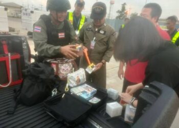 UNIT Pemusnah Bom Polis Wilayah Krabi memeriksa bagasi penumpang sebuah pesawat AirAsia di Lapangan Terbang Antarabangsa Krabi, Thailand selepas seorang lelaki bergurau mengatakan ada bom di dalam begnya. - IHSAN POLIS