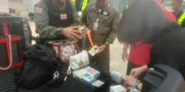 UNIT Pemusnah Bom Polis Wilayah Krabi memeriksa bagasi penumpang sebuah pesawat AirAsia di Lapangan Terbang Antarabangsa Krabi, Thailand selepas seorang lelaki bergurau mengatakan ada bom di dalam begnya. - IHSAN POLIS