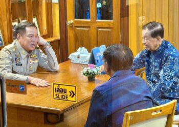 ANUTIN Charnvirakul (kiri)  mengadakan pertemuan dengan Kamonsak Leewamoh dan Wan Muhamad Noor Matha (kanan) di Yala, Thailand semalam.