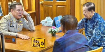 ANUTIN Charnvirakul (kiri)  mengadakan pertemuan dengan Kamonsak Leewamoh dan Wan Muhamad Noor Matha (kanan) di Yala, Thailand semalam.