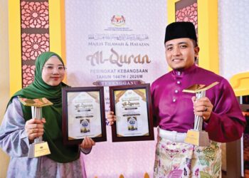 CIK Hasnul Taqiyiddin Cik Sazali (kanan) dan Nur Syakura Mohamad Musa masing-masing diumum johan qari dan qariah Majlis Tilawah dan Hafazan al-Quran Peringkat Kebangsaan 1447H di Stadium Tertutup Kompleks Sukan Negeri, Gong Badak, Kuala Nerus, Terengganu. – UTUSAN/PUQTRA HAIRRY