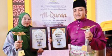 CIK Hasnul Taqiyiddin Cik Sazali (kanan) dan Nur Syakura Mohamad Musa masing-masing diumum johan qari dan qariah Majlis Tilawah dan Hafazan al-Quran Peringkat Kebangsaan 1447H di Stadium Tertutup Kompleks Sukan Negeri, Gong Badak, Kuala Nerus, Terengganu. – UTUSAN/PUQTRA HAIRRY