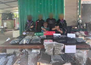 PIHAK berkuasa Thailand merampas 65 kilogram bunga ganja dan 5,924 biji pil kuda yang cuba diseludup 
ke Malaysia dalam operasi khas di Mukim Muno, Daerah Sungai Golok, Thailand.