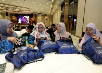 DARI kiri, ZULAILA Jani, Kartinah Jani, Mahayu Jani dan Umi Nadhrah Jani melihat sumbangan dari Yayasan Sultan Ibrahim Johor di Menara MBJB, Johor Bahru semalam. – UTUSAN/RAJA JAAFAR ALI