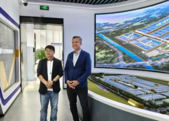 YINGTAO Hao (kiri) dan Azarol Faizi selepas majlis menandatangani perjanjian kerjasama strategik di Jiangsu, China, baru-baru ini.