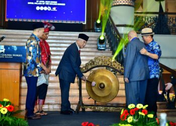 YANG di-Pertua Negeri Melaka, Tun Mohd Ali Mohd Rustam, menyempurnakan gimik perasmian Majlis Pelancaran 100 Hari Kejohanan Bina Badan dan Sukan Fizik Asia 2026 di Palace of Golden Horses, hari ini.