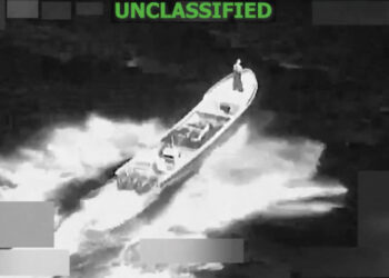 AS membunuh tiga orang yang menaiki bot disyaki membawa dadah. - AFP