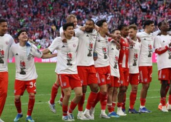 Pemain-pemain Bayern Munich meraikan kejayaan menjuarai divisyen satu Bundesliga selepas menewaskan VfB Stuttgart 4-2, semalam. - AFP