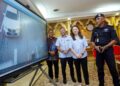 HANNAH Yeoh (dua kanan) mendengar penerangan Ketua Polis Kuala Lumpur Datuk Fadil Marsus (kanan) mengenai pelaksanaan sistem CCTV bersepadu berskala besar yang menghubungkan keupayaan pemantauan, penguatkuasaan dan pengurusan bandar selepas sidang akhbar di Dewan Bandaraya Kuala Lumpur di sini hari ini. - UTUSAN/ FAUZI BAHARUDIN