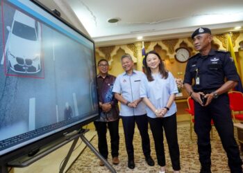 HANNAH Yeoh (dua kanan) mendengar penerangan Ketua Polis Kuala Lumpur Datuk Fadil Marsus (kanan) mengenai pelaksanaan sistem CCTV bersepadu berskala besar yang menghubungkan keupayaan pemantauan, penguatkuasaan dan pengurusan bandar selepas sidang akhbar di Dewan Bandaraya Kuala Lumpur di sini hari ini. - UTUSAN/ FAUZI BAHARUDIN