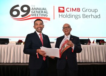 NOVAN Amirudin (kiri) bersama Pengerusi Kumpulan CIMB,  Syed Zaid Albar (kanan) pada Mesyuarat Agung Tahunan ke-69 CIMB Group Holdings Berhad.