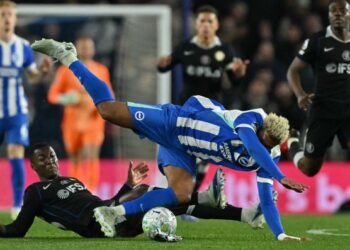 Pemain tengah Brighton, Georginio Rutter diasak lawan, Moises Caicedo dalam saingan Liga Perdana Inggeris di Stadium Komuniti American Express, semalam. - AFP