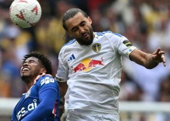 Penyerang Leeds United, Dominic Calvert-Lewin (kanan) bersaing dengan pemain tengah Chelsea, Andrey Santos dalam aksi separuh akhir Piala FA di Satdium Wembley, London, semalam. - AFP