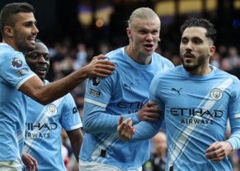Pemain tengah Manchester City, Rayan Cherki (kanan) diraikan rakan sepasukan selepas menjaringkan gol dalam aksi menentang Arsenal di Stadium Etihad, semalam. - AFP