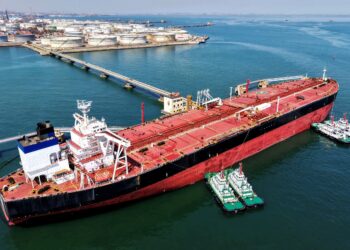 SEBUAH kapal tangki minyak sedang berlabuh dan memunggah minyak mentah di pelabuhan di Qingdao, wilayah Shandong, timur China, pada 7 April lalu. - AFP