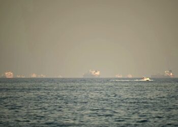 IRAN yakin akan menguasai selat sepanjang 167 kilometer yang merupakan laluan minyak dunia. - AFP