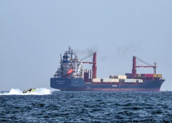 KAPAL-KAPAL perlu mendapat kebenaran Iran untuk melalui Selat Hormuz selepas perang Asia Barat berlaku pada 28 Februari lalu. - AFP