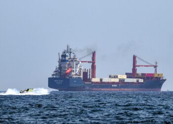 KAPAL-KAPAL perlu mendapat kebenaran Iran untuk melalui Selat Hormuz selepas perang Asia Barat berlaku pada 28 Februari lalu. - AFP