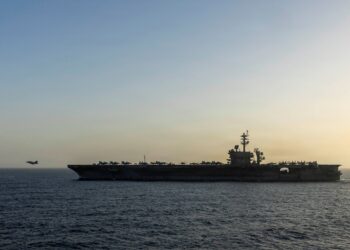 KAPAL pengangkut pesawat, USS Abraham Lincoln menjalankan operasi sekatan di Laut Arab ketika gencatan senjata antara AS dengan Iran. - AFP
