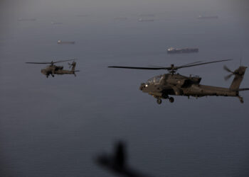 .Helikopter AH-64 Apache terbang di atas Selat Hormuz sebelum Iran menutupnya semasa rondaan pada 17 April lalu. - AFP