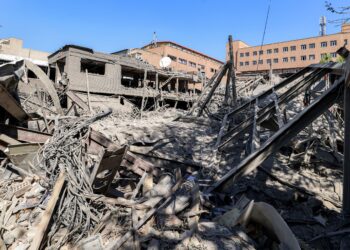 SEBUAH bangunan musnah akibat serangan Israel-AS di Universiti Teknologi Sharif, Teheran semalam. - AFP