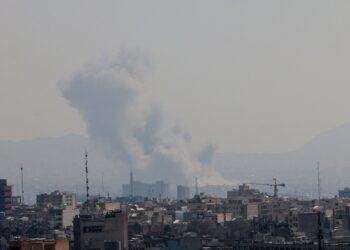 PERANG Iran-AS mungkin akan meletus semula jika kedua-dua pihak tidak mengadakan rundingan. - AFP