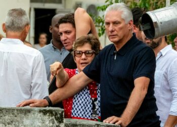 Gambar fail Miguel Diaz-Canel (kiri). - AFP