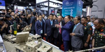 ANWAR Ibrahim melawat ke ruang pameran DSA2026 & NATSEC2026 diiringi Mohamed Khaled Nordin 
di MITEC, Kuala Lumpur. – UTUSAN/AMIR KHALID