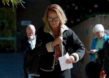 Saffrine, isteri kepada Daniel Duggan berjalan keluar dari Mahkamah Persekutuan Australia di Canberra hari ini. - AFP