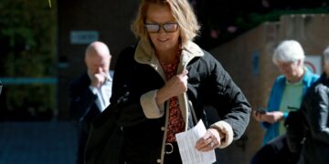 Saffrine, isteri kepada Daniel Duggan berjalan keluar dari Mahkamah Persekutuan Australia di Canberra hari ini. - AFP