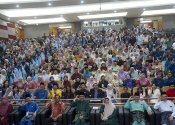 DZULKEFLY Ahmad (duduk depan tengah) bergambar kenangan selepas Majlis Sambutan Hari Pendengaran Sedunia 2026 Peringkat Kebangsaan di Putrajaya, semalam. GAMBAR/FAISOL MUSTAFA