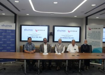 ALIFF Omar Mohamad Omar (dua dari kiri) bersama pengurusan tertinggi Ekuinas dan Ain Medicare sempena majlis pelaburan strategik baru-baru ini.