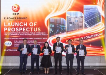 ALBERT Chang Wan Siong (tiga dari kanan) pada Majlis Pelancaran Prospektus EIP di ST. Regis, Kuala Lumpur.