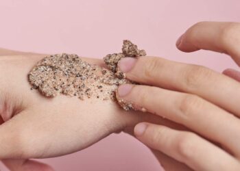 membuang sel kulit mati mampu memberikan kulit yang lebih sihat dan berseri jika dilakukan dengan betul. - GAMBAR HIASAN