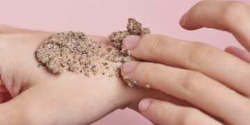 membuang sel kulit mati mampu memberikan kulit yang lebih sihat dan berseri jika dilakukan dengan betul. - GAMBAR HIASAN