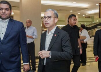 KES saman fitnah Menteri Komunikasi, Datuk Fahmi Fadzil terhadap penulis blog kontroversi, Papagomo dan seorang pengguna Facebook, Mohd. Fauzan Madzlan diselesaikan di Mahkamah Tinggi di sini hari ini. UTUSAN/ISKANDAR ISHAK