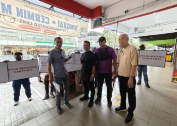 FAIZAN Mohd Nor (kiri) dan Ng Lum Yong (kanan) menyerahkan memorandum bagi menuntut Rafizi Ramli bersara daripada politik.