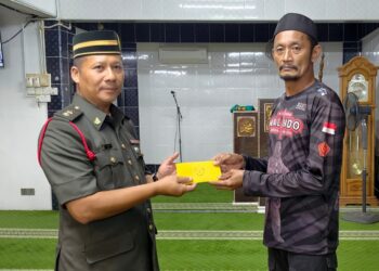 ANUAR Mohd. Ehwal (kiri) menyampaikan sumbangan Al-Sultan Abdullah Ri’ayatuddin Al-Mustafa Billah Shah kepada Rosafindi Tambi Chik. - FOTO FB Kesultanan Pahang