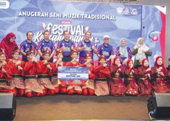 PENGERUSI Mara, Asyraf Wajdi Dusuki (empat dari kiri) bersama kumpulan MRSM Felda yang dinobatkan sebagai johan Anugerah Seni Muzik Tradisional pada Festival Keusahawanan dan Seni Muzik Tradisional MRSM 2026 yang diadakan di Putrajaya baru-baru ini.