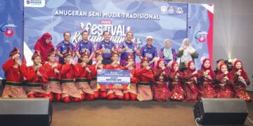 PENGERUSI Mara, Asyraf Wajdi Dusuki (empat dari kiri) bersama kumpulan MRSM Felda yang dinobatkan sebagai johan Anugerah Seni Muzik Tradisional pada Festival Keusahawanan dan Seni Muzik Tradisional MRSM 2026 yang diadakan di Putrajaya baru-baru ini.