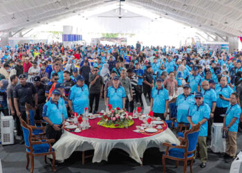FADILLAH Yusof dan Ab. Rauf Yusoh memusing stering air sebagai simbolik merasmikan Sambutan Hari Air Sedunia 2026 Peringkat Kebangsaan di Pantai Tanjung Bidara, Masjid Tanah hari ini.