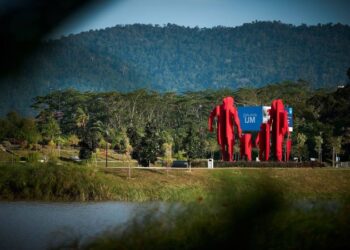 ZON mesra haiwan peliharaan serta arca seni bertajuk Family Bonding (Where Unity Forms) oleh Nizam Abdullah.