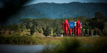 ZON mesra haiwan peliharaan serta arca seni bertajuk Family Bonding (Where Unity Forms) oleh Nizam Abdullah.