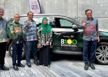 Pengerusi FELDA, Datuk Seri Ahmad Shabery Cheek (kanan) bersama kenderaan milik Felda yang menggunakan B100 sekali gus membuktikan keupayaan bahan api tersebut.