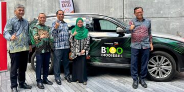 Pengerusi FELDA, Datuk Seri Ahmad Shabery Cheek (kanan) bersama kenderaan milik Felda yang menggunakan B100 sekali gus membuktikan keupayaan bahan api tersebut.