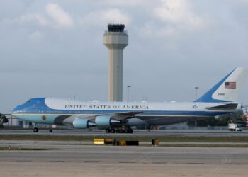 Gambar fail pesawat rasmi Trump tiba di Lapangan Terbang  Antarabangsa Palm Beach, Florida. - AFP