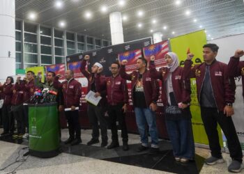 AMIRUDIN Shari bersama sukarelawan pada sidang akhbar misi bantuan kemanusiaan 30 kontena Malaysia ke Gaza dan GSF 2.0 di KLIA Terminal 1. UTUSAN/FAISOL MUSTAFA