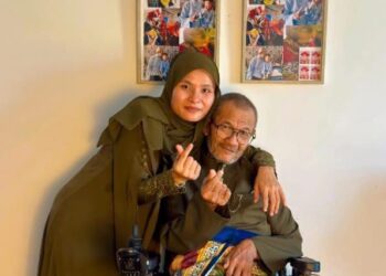 Salinah Adelinah bersama bapa tersayang, Abdullah yang kini menggunakan kerusi roda untuk bergerak.