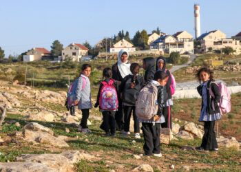 BEBERAPA pelajar sekolah di selatan bandar Yatta, selatan Tebing Barat. - AFP