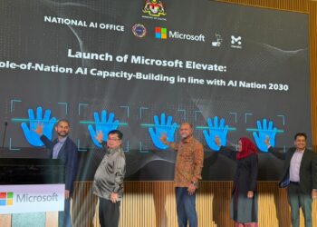 GOBIND Singh (tiga dari kiri) melancarkan inisiatif Microsoft Elevate di Putrajaya semalam. -UTUSAN/KAMARIAH KHALIDI